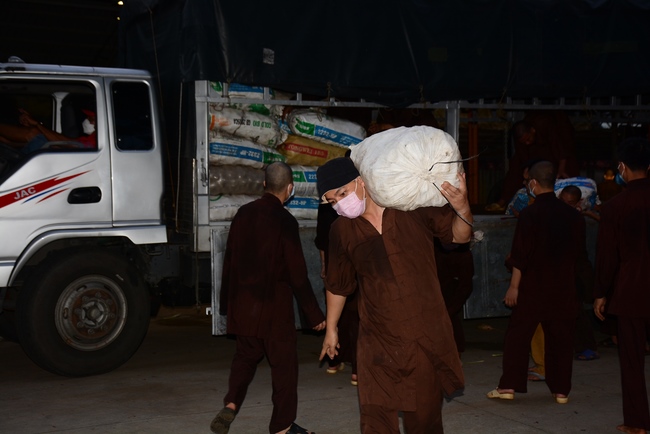 Chùa Hoằng Pháp: Tiếp tục hỗ trợ người dân khó khăn trong đại dịch Covid (đợt 8)